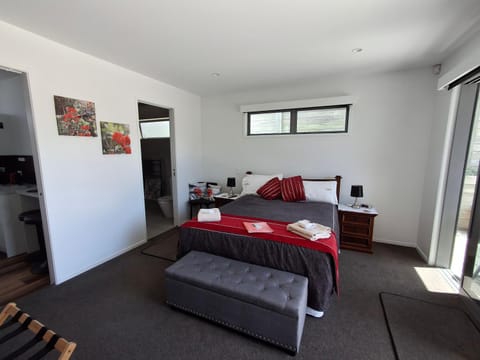 Bed, TV and multimedia, Photo of the whole room, Bedroom, towels