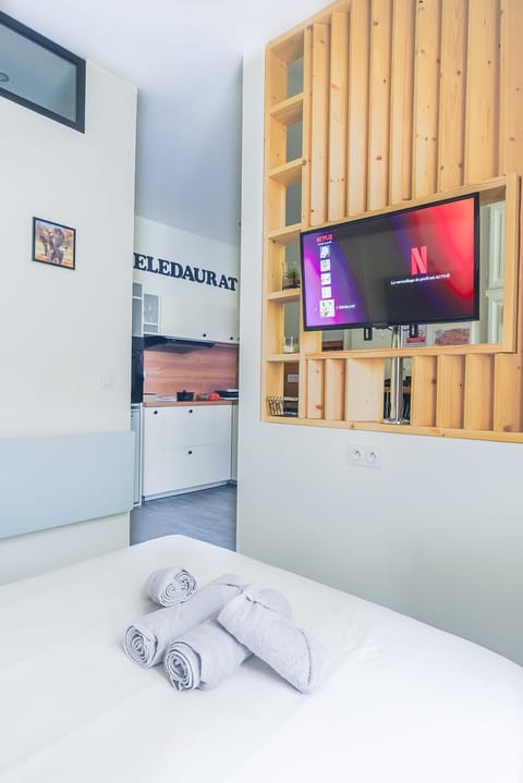 Bed, TV and multimedia, Photo of the whole room, Bedroom, towels