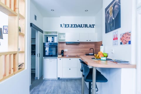 Kitchen or kitchenette, Dining area, minibar, oven, stove