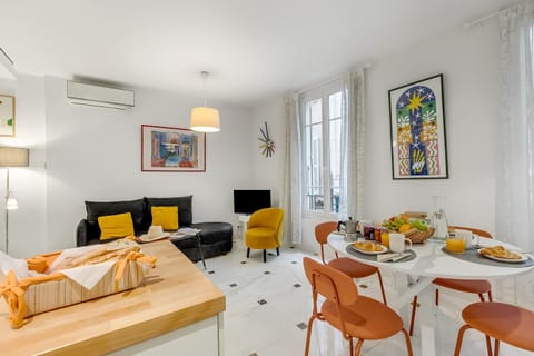 Living room, Dining area