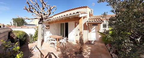 Property building, Patio, Facade/entrance, Garden