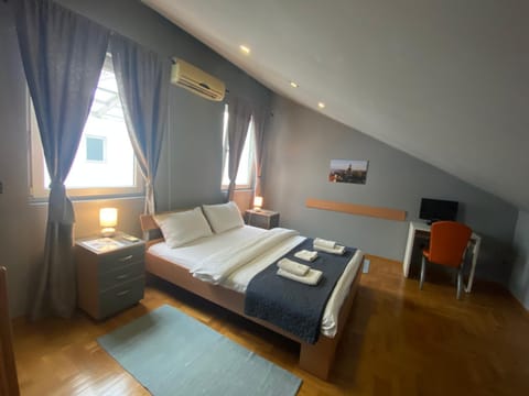 Bed, Bedroom, air conditioner