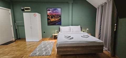 Bed, Photo of the whole room, towels