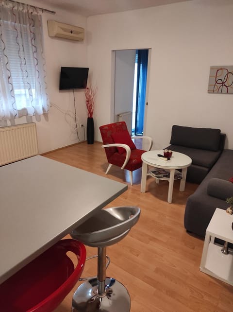 Communal lounge/ TV room, TV and multimedia, Living room, air conditioner