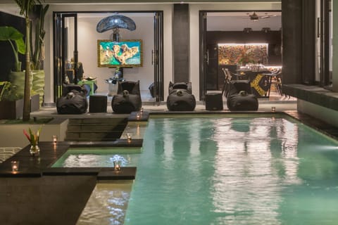 Patio, Swimming pool, sunbed