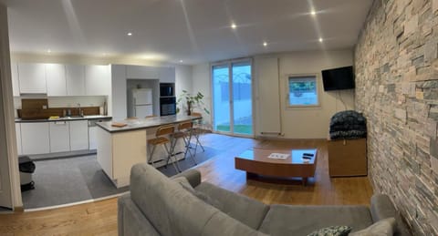 Magnifique appartement rénové avec terrasse Apartment in Montigny-le-Bretonneux