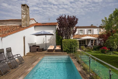 Property building, Garden, Swimming pool, Swimming pool, sunbed