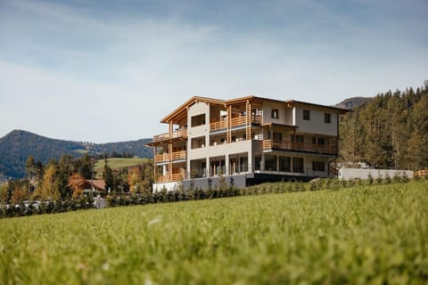 Property building, Spring, Day, Natural landscape, Garden, Garden view, Mountain view