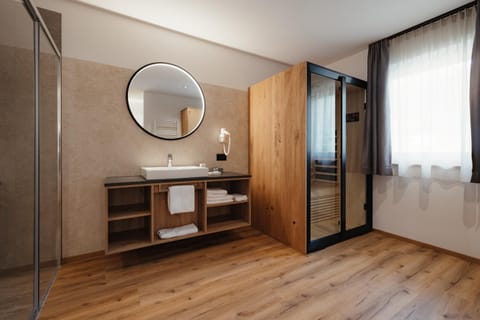 Shower, Bed, Sauna, Bathroom, Photo of the whole room, Bedroom, towels