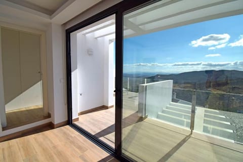 Balcony/Terrace, Mountain view