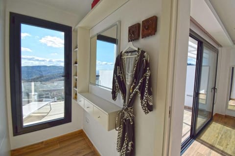 Balcony/Terrace, Mountain view