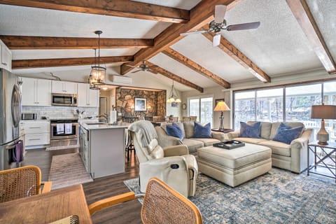 Cozy Lake Santeetlah Cottage with Dock and 3 Kayaks! House in Cheoah