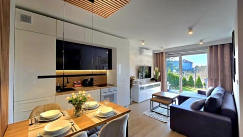 TV and multimedia, Kitchen or kitchenette, Living room, Seating area, Dining area