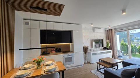 TV and multimedia, Kitchen or kitchenette, Living room, Photo of the whole room, Seating area, Dining area, pet friendly