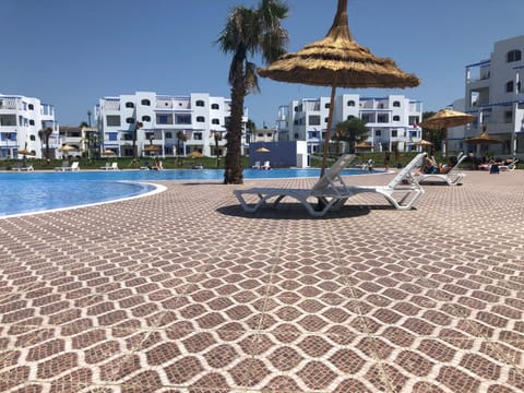 Swimming pool, sunbed