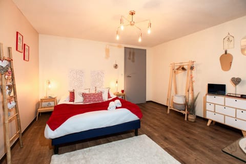 Bed, Photo of the whole room