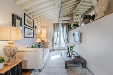 Casa Laura, UNWIND YOURSELF ON A LUXURY TERRACE IN LUCCA TOWN Apartment in Capannori