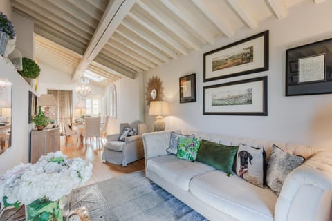 Casa Laura, UNWIND YOURSELF ON A LUXURY TERRACE IN LUCCA TOWN Apartment in Capannori