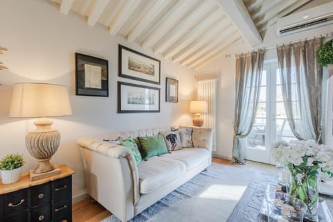 Casa Laura, UNWIND YOURSELF ON A LUXURY TERRACE IN LUCCA TOWN Apartment in Capannori