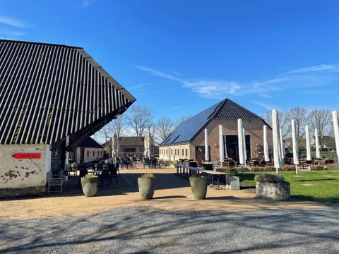 Property building, Restaurant/places to eat, Facade/entrance, Balcony/Terrace, Entertainment