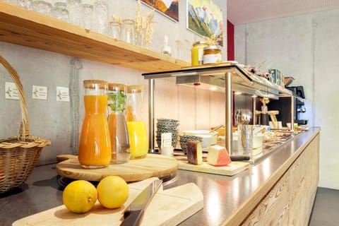 Coffee/tea facilities, Kitchen or kitchenette, Food and drinks
