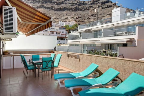 Property building, Balcony/Terrace, Living room