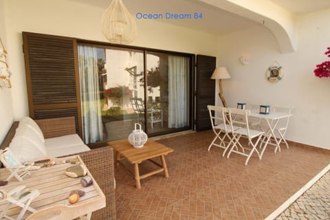 Property building, Off site, Day, Balcony/Terrace, Balcony/Terrace, Dining area, On site