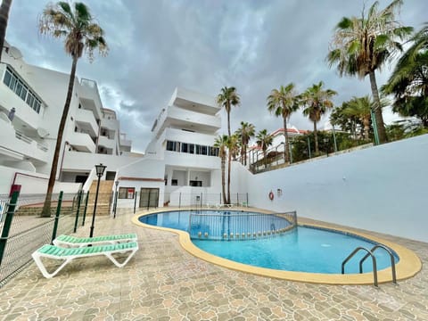 Property building, Swimming pool, sunbed