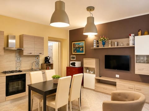 TV and multimedia, Kitchen or kitchenette, Living room, Seating area, Dining area, minibar, stove
