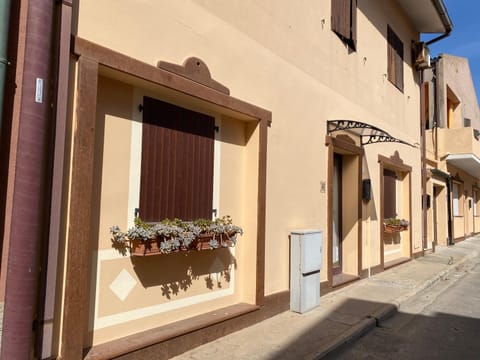 Property building, Facade/entrance, Neighbourhood, View (from property/room), Street view