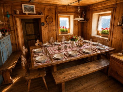 Food and drinks, Dining area, Food