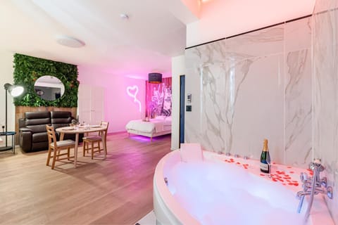 Hot Tub, Spa and wellness centre/facilities