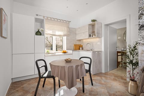 Kitchen or kitchenette, Dining area