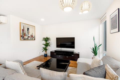 City-View Modern House in Fremont