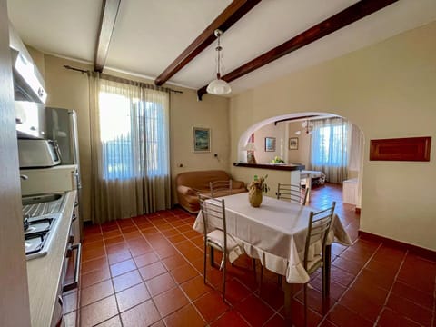 Kitchen or kitchenette, Dining area, oven, pet friendly