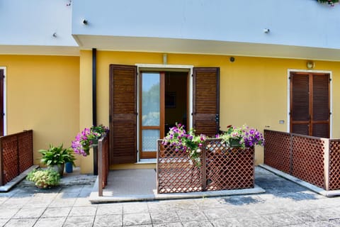 Property building, Facade/entrance, Garden
