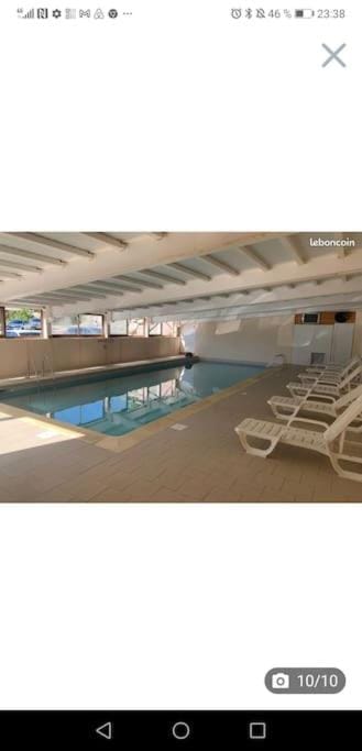 Swimming pool, sunbed