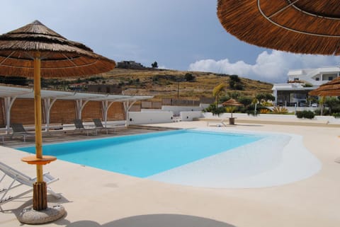 Nearby landmark, Solarium, Pool view