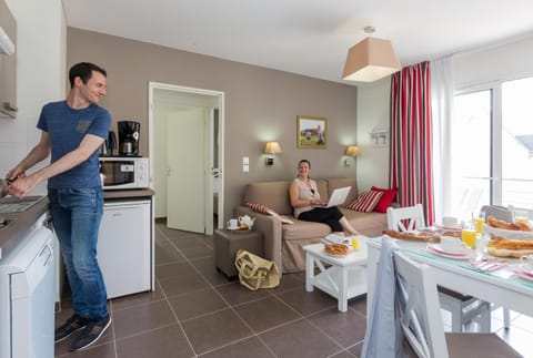 Kitchen or kitchenette, Living room, Seating area, Dining area