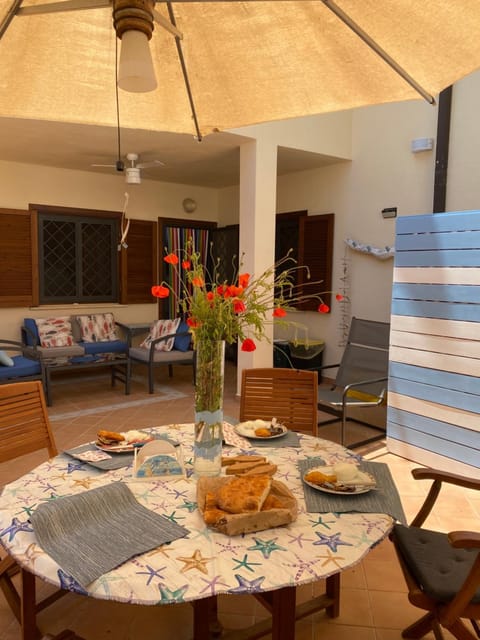 Patio, Food and drinks, Dining area