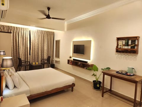 Bed, TV and multimedia, Photo of the whole room, Bedroom