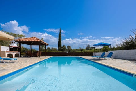 Day, Natural landscape, Pool view, Swimming pool, sunbed