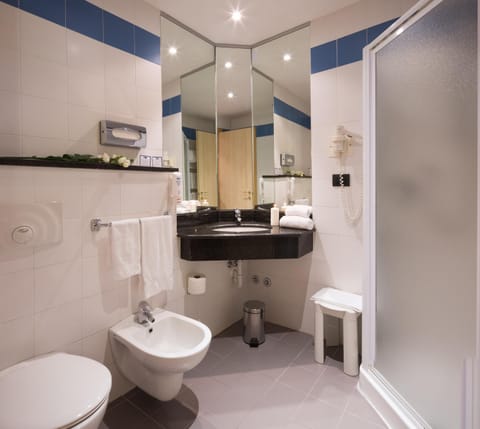 Shower, Toilet, Bathroom, bidet, towels