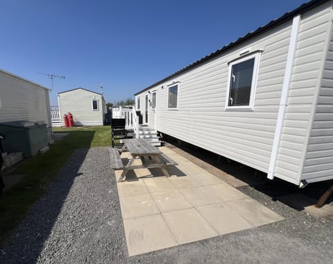 3 Bedroom Modern Caravan Sleeps up to 8 Campground/ 
RV Resort in Barrow-in-Furness District