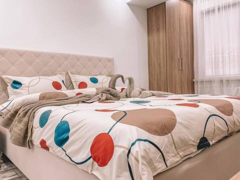Bed, Photo of the whole room, Bedroom, towels