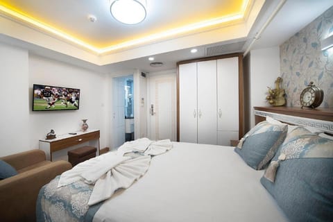 Bed, TV and multimedia, Bedroom