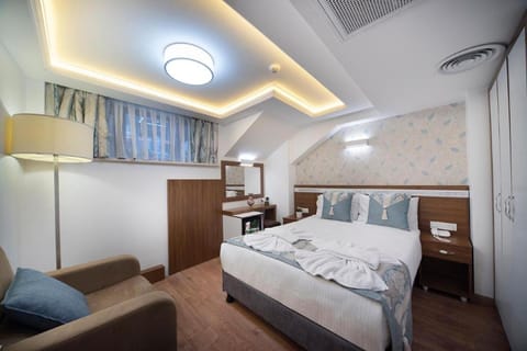 Bed, Seating area, Bedroom, minibar, towels, air conditioner