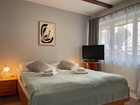 Bed, TV and multimedia, Photo of the whole room