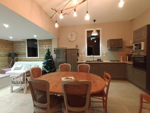 Living room, Dining area, dishwasher, minibar, pet friendly, toaster