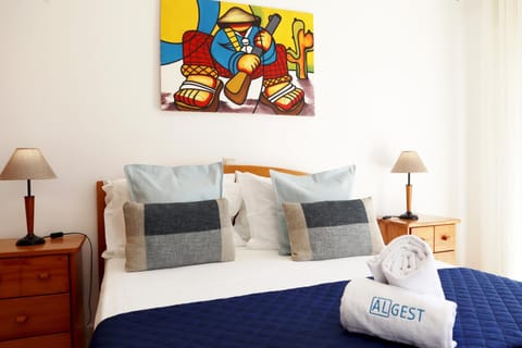 Spring, People, Photo of the whole room, Decorative detail, Bedroom, On site, Guests, Seasons, Time of day, children, young children, older children, group of guests, Family, locker, towels, wedding, air conditioner